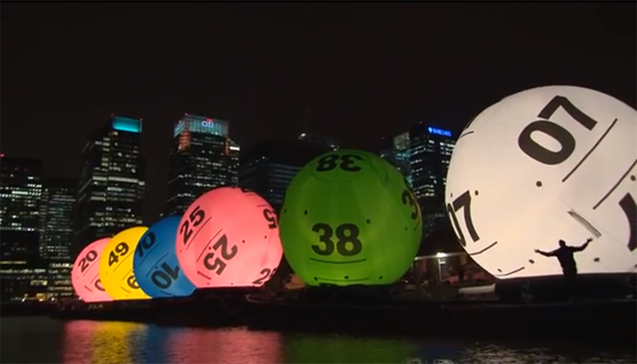 Enormi palloni a Londra per il nuovo lotto