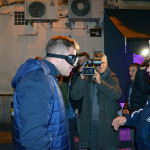 Il Comandante della U.O. Radiomobile, Cap. Giuseppe Cortese, mostra gli effetti dell'alcol ad un ragazzo facendogli indossare gli occhiali simulatori
