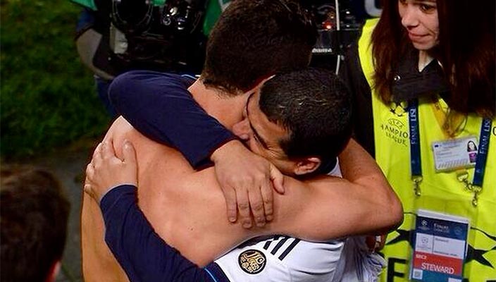 Cristiano Ronaldo abbraccia il suo amico Albert Fantrau
